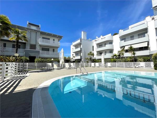 P.Trieste Maricel con piscina due camere arredato con terrazzo e posto auto 